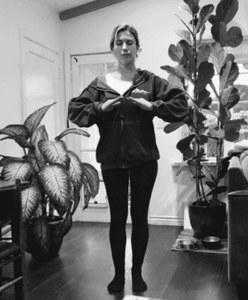 Junge Frau in Qi Gong Haltung