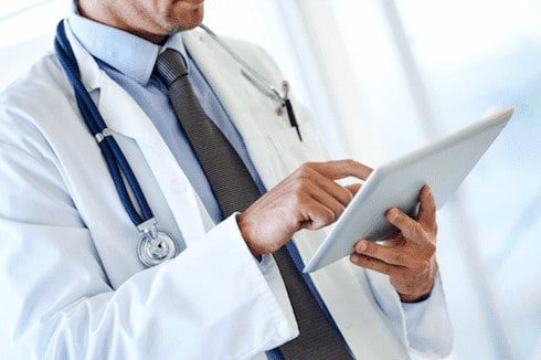 Arzt mit Tablet