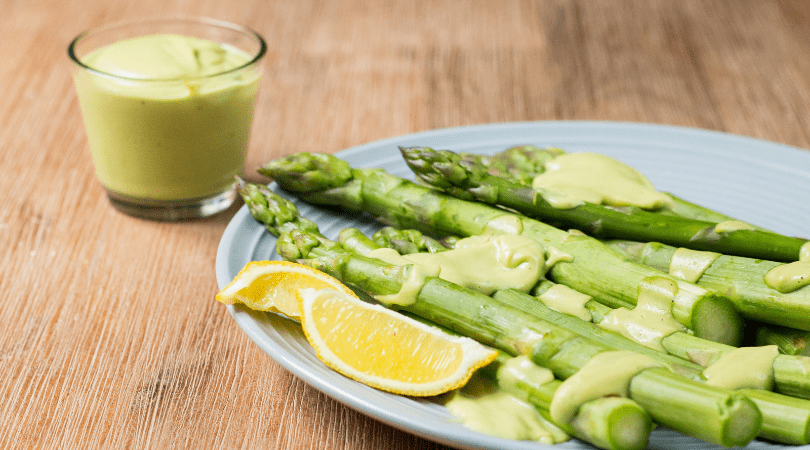 Esparragos-con-salsa-de-aguacate