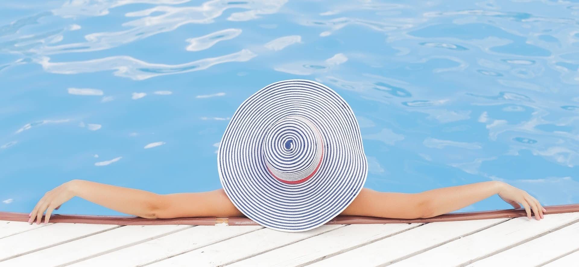pool-690034_1920