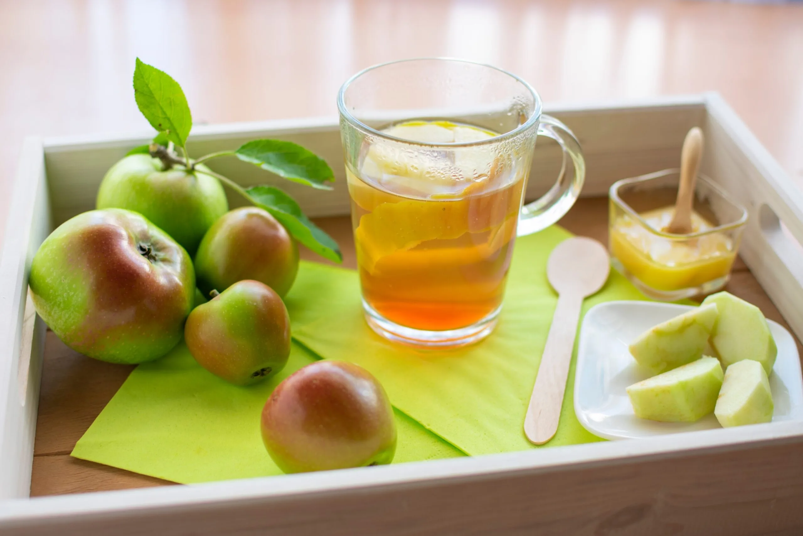 Freshly,Brewed,Apple,Tea,With,Apple,Peel,And,Pieces,On apple peel trick tea