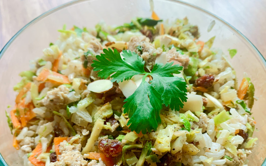 Tazón de arroz con verduras y pollo